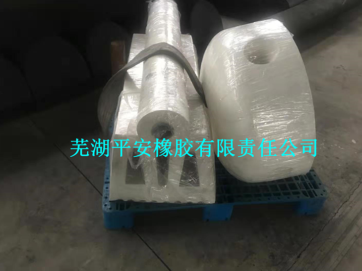 白色圆筒型护舷