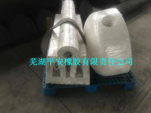 白色圆筒型护舷